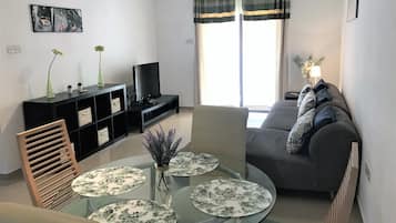 Appartement Standard, 2 chambres | Coin séjour | Télévision à écran plat de 35 pouces avec chaînes par câble, télévision