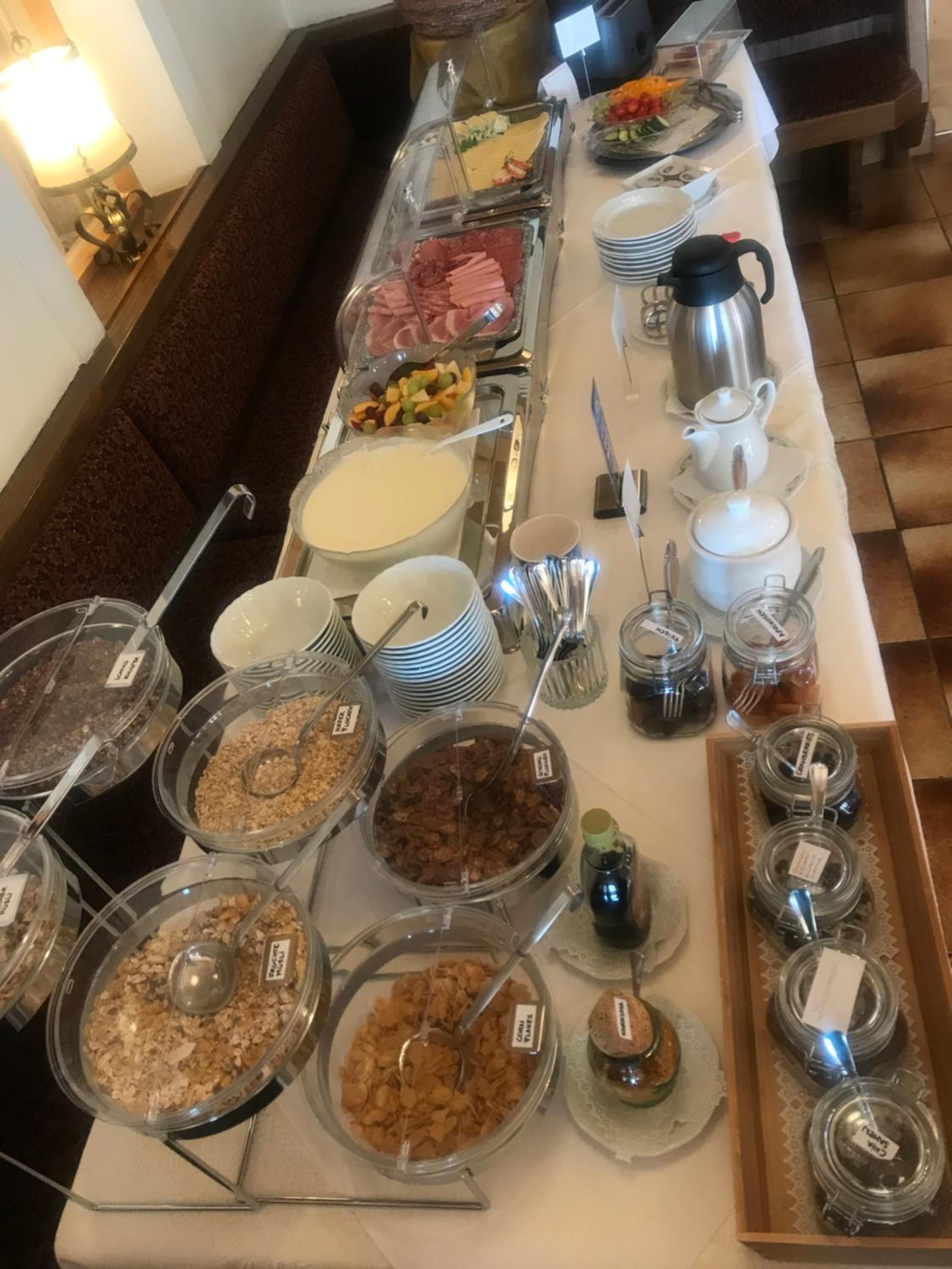 Une table de buffet avec divers plats et ustensiles de service.