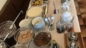 Une table de buffet avec divers plats et ustensiles de service.