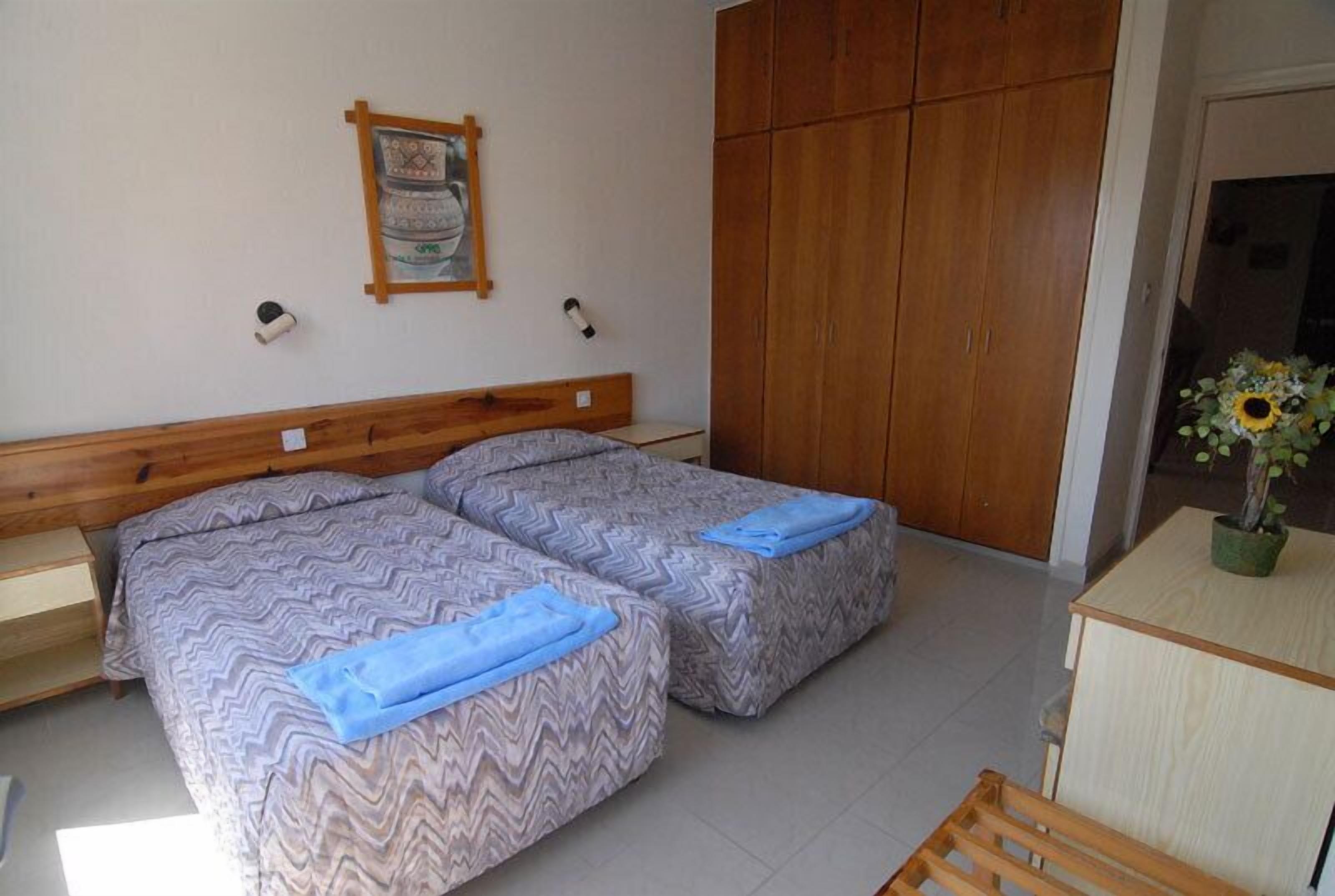 Rideaux occultants, lits bébé (gratuits), Wi-Fi, draps fournis