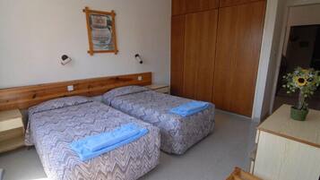 Rideaux occultants, lits bébé (gratuits), Wi-Fi, draps fournis