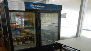 Un distributeur automatique orné du logo Pepsi, contenant diverses boissons.
