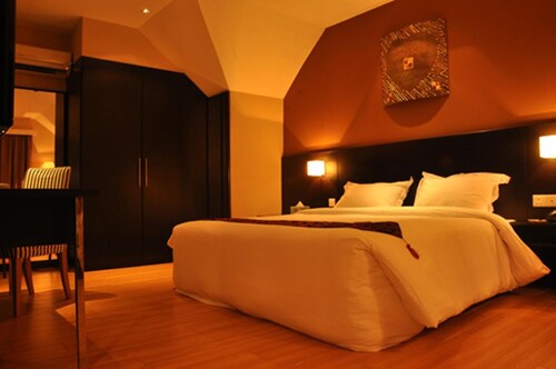 Tat Place Hotel and Café