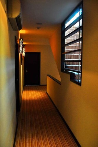 Tat Place Hotel and Café