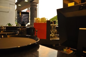 Eine Kaffeemaschine und eine Kaffeemühle auf einer Arbeitsfläche.