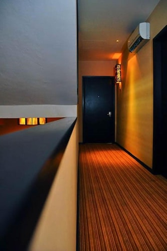 Tat Place Hotel and Café