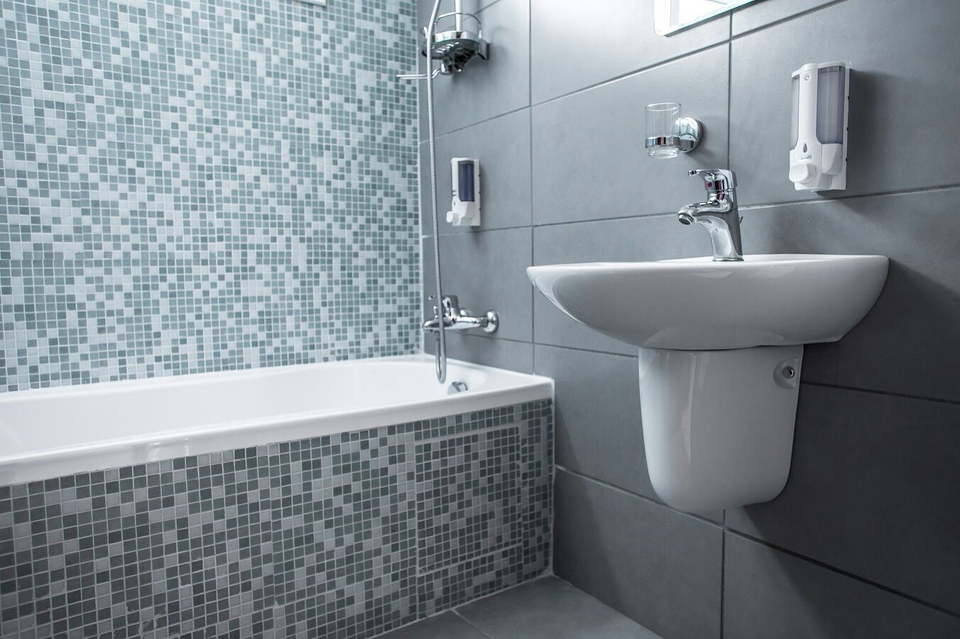 comfort suite, non smoking, balcony | bathroom | combined shower/bathtub, free toiletries, hair dryer, towels