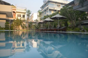 Outdoor pool, pool umbrellas, sun loungers - Holiday Hotel (Battambang)