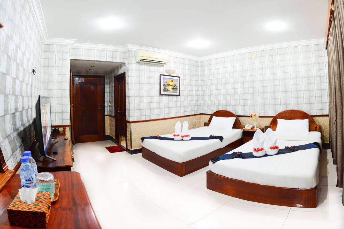 Standard Twin Room | Minibar, in-room safe, desk, blackout drapes