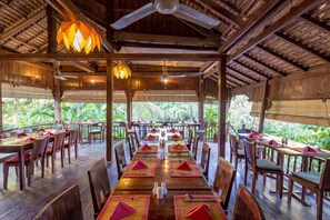 Outdoor dining - Sambor Village (Stueng Saen)