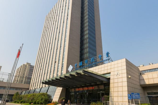 Um edifício alto com fachada moderna e entrada espaçosa.