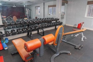 A gym with exercise equipment, a bench, and a mirror. - Jinjiang Inn (Huaibei Mengshan Road) (Huaibei)