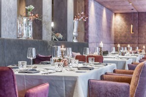 3 restaurants, dinner served