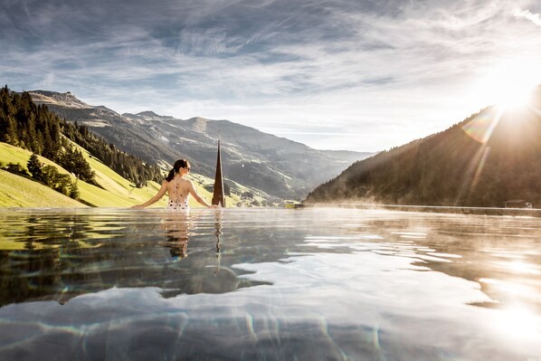 4 indoor pools, 3 outdoor pools