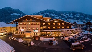 A multi-story hotel with a ski resort view, featuring a restaurant and a bar on the ground floor. - Hotel Standlhof Zillertal (Uderns)