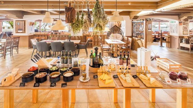 A buffet with various food items and condiments. - Hotel Standlhof Zillertal (Uderns)