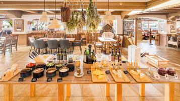 TĂ€gliches FrĂŒhstĂŒcksbuffet (19.50 EUR pro Person)