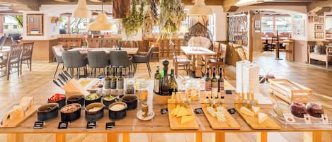 朝食 (ビュッフェ)、毎日提供 (1 名様 19.50 EUR)