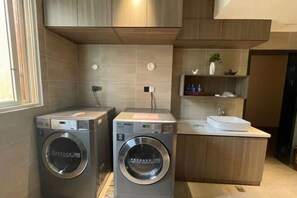 Laundry room - HanTing Hotel (Chongqing Jiazhou Huahuiyuan Subway Station) (Chongqing)