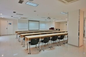 A conference room with long tables and chairs, a projector screen, and a whiteboard. - HanTing Hotel (Chongqing Jiazhou Huahuiyuan Subway Station) (Chongqing)