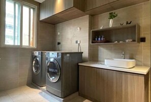 Laundry room - HanTing Hotel (Chongqing Jiazhou Huahuiyuan Subway Station) (Chongqing)