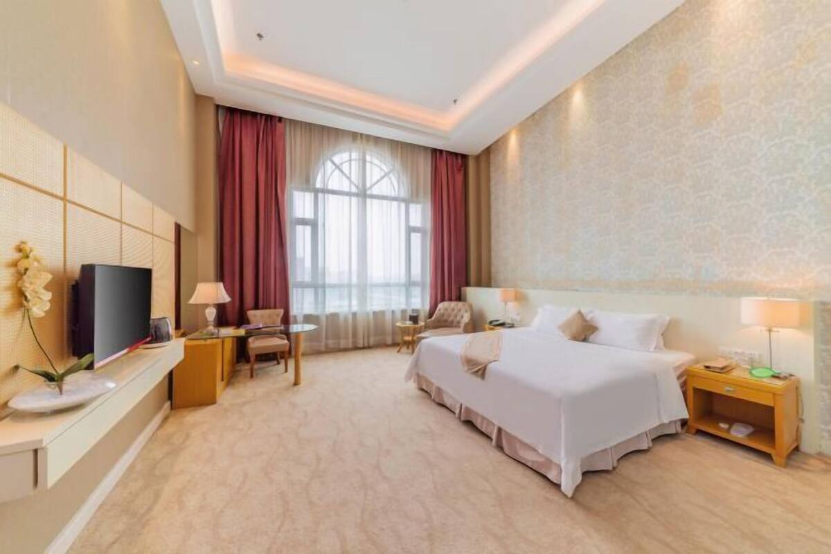 Blackout drapes, free WiFi, bed sheets