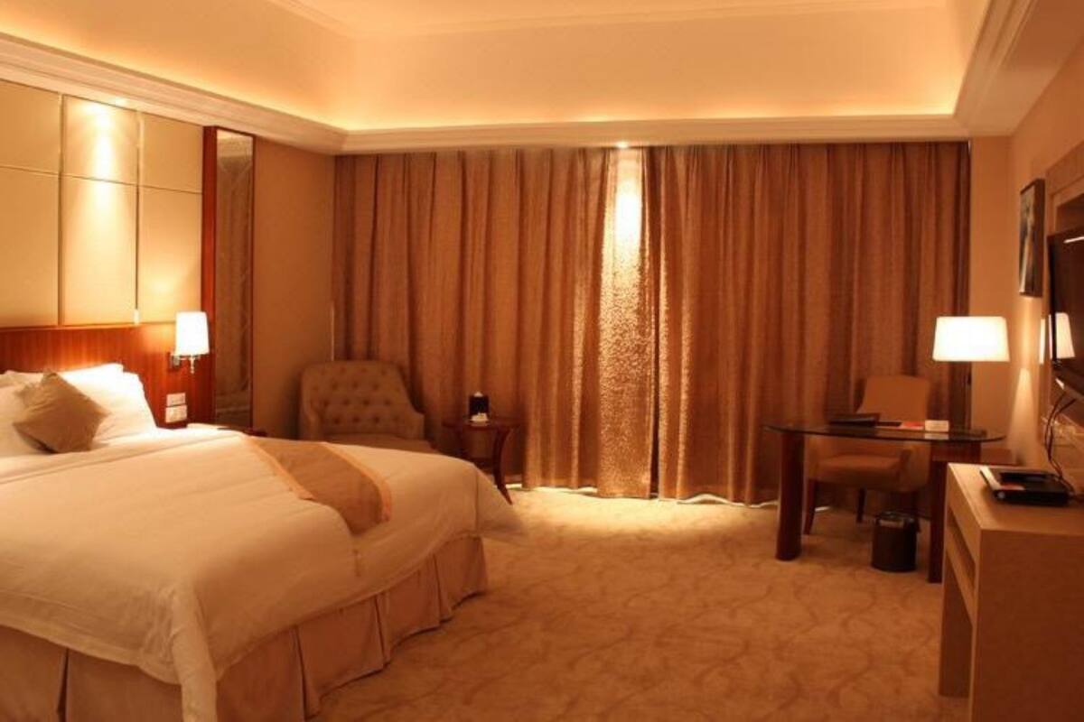 Blackout drapes, free WiFi, bed sheets