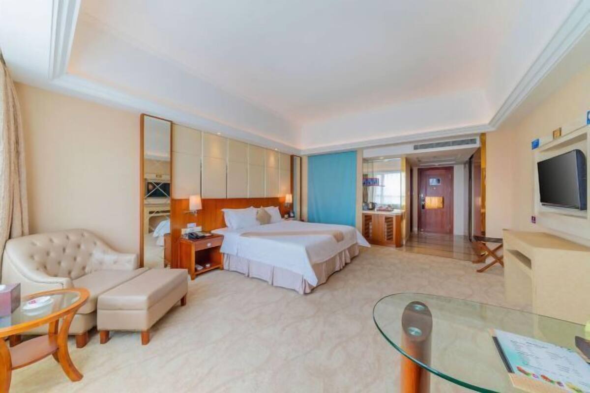 Blackout drapes, free WiFi, bed sheets