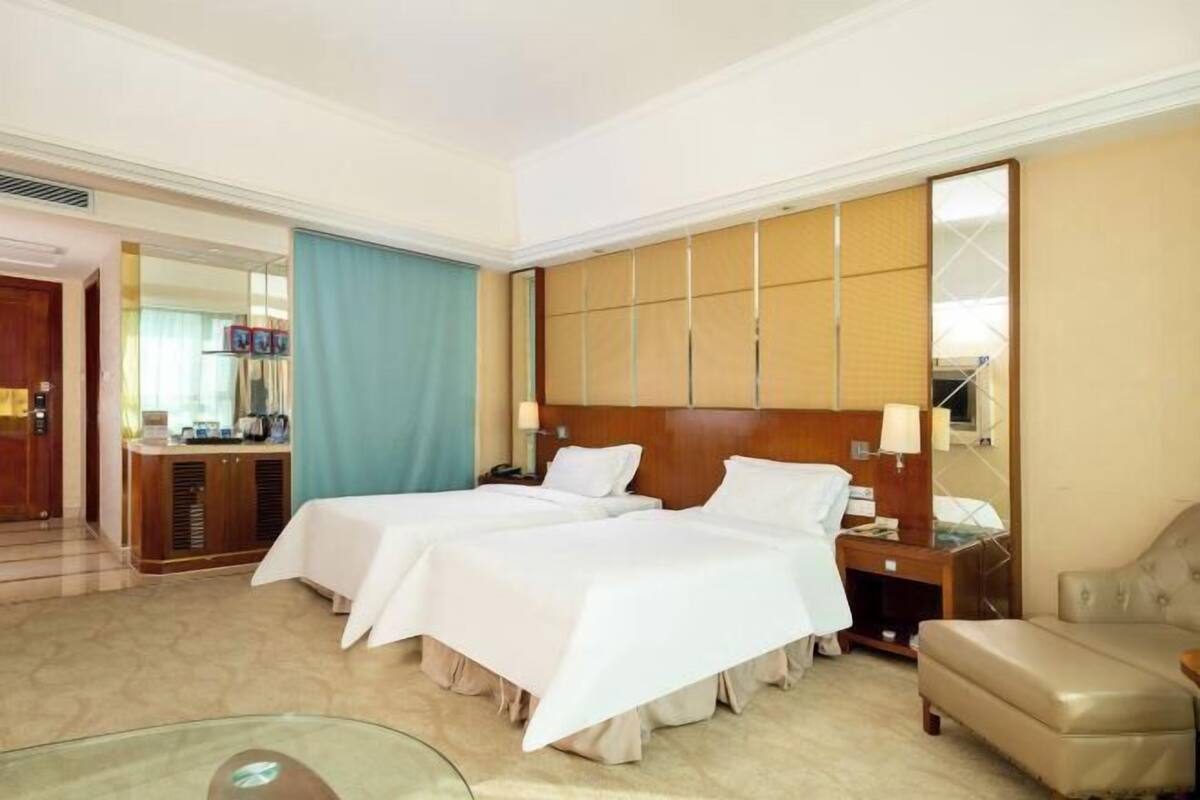 Blackout drapes, free WiFi, bed sheets