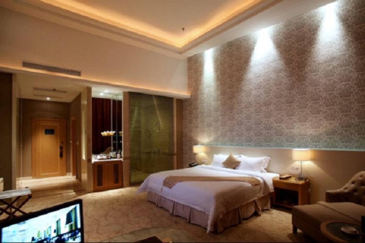 Elite Room | Blackout drapes, free WiFi, bed sheets