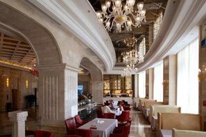 Daily buffet breakfast (CNY 35 per person)
