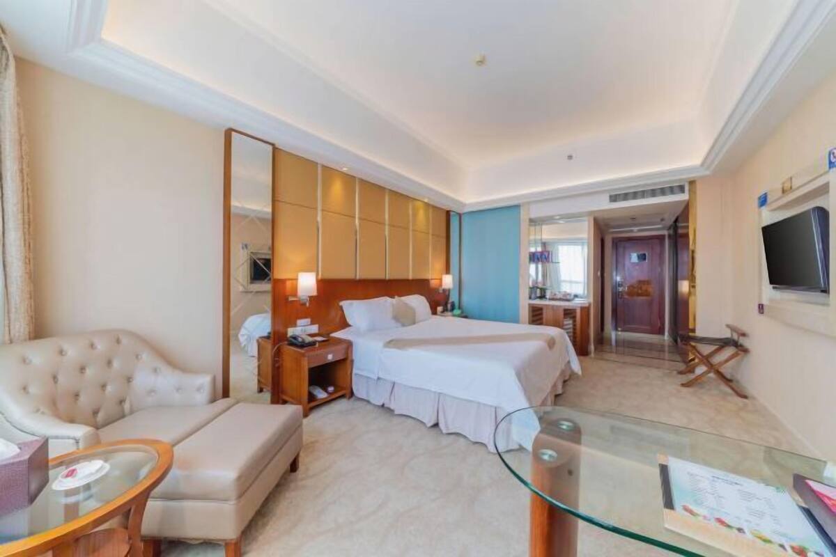 Blackout drapes, free WiFi, bed sheets