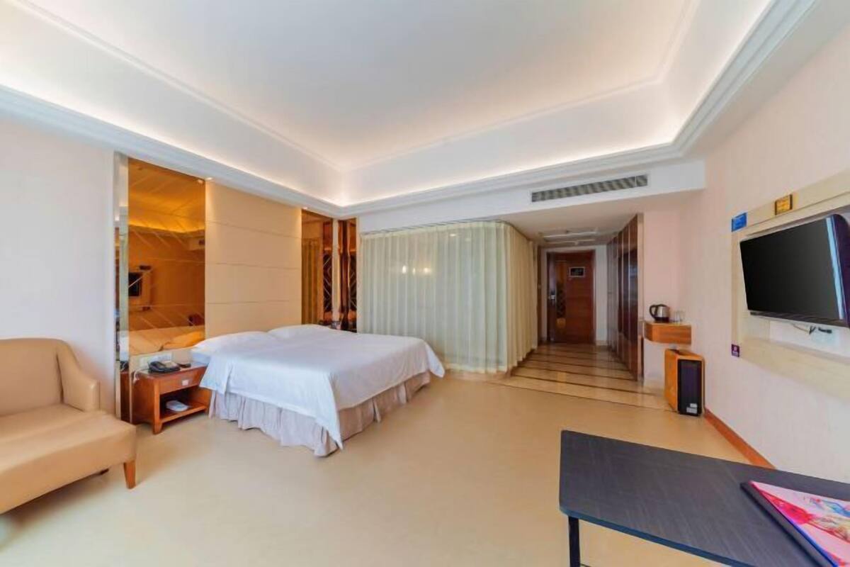 Blackout drapes, free WiFi, bed sheets