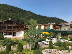 Lunsj og middag serveres, lokale og internasjonale retter, uteservering 