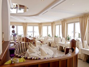 Lunsj og middag serveres, lokale og internasjonale retter, uteservering 