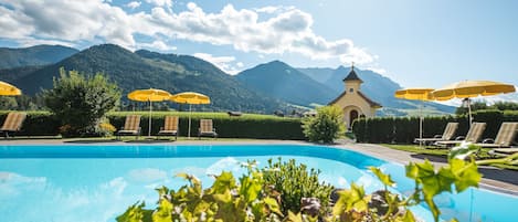 4 piscines couvertes, piscine extérieure, parasols de plage