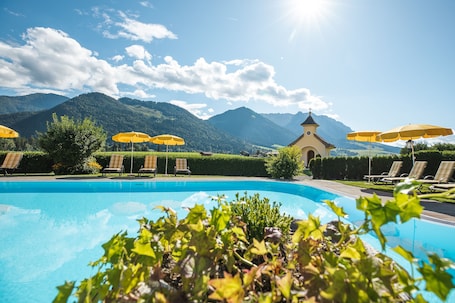 4 piscinas techadas, una piscina al aire libre, sombrillas