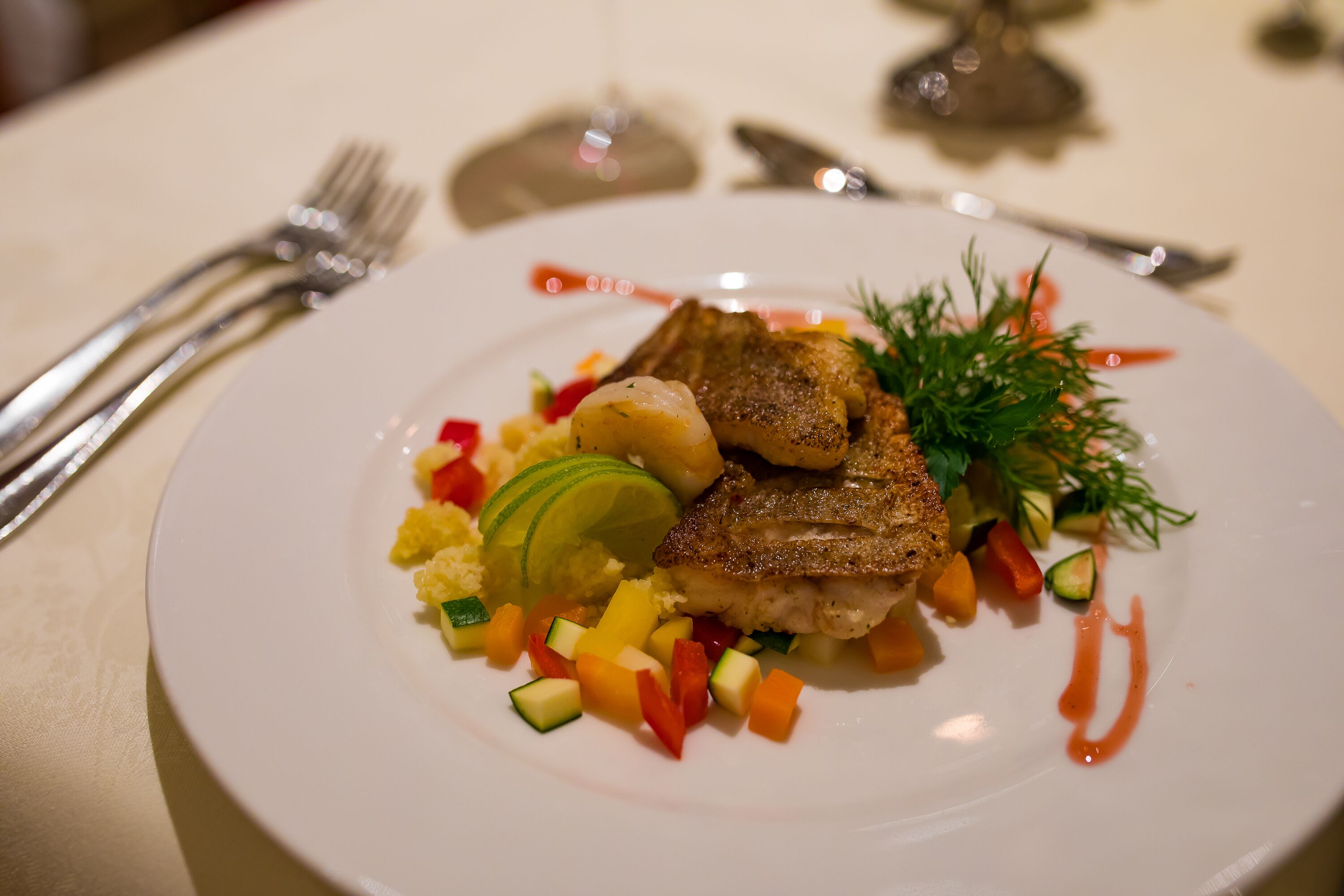 Un plato de comida con carne, verduras y una guarnición.