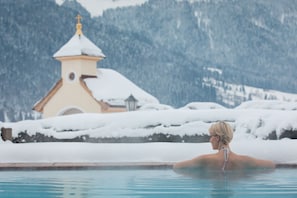 4 piscinas techadas, una piscina al aire libre, sombrillas