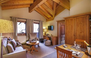 ห้องสวีท (Chalet Alpin) | บริเวณนั่งเล่น | ทีวีจอแบน