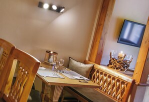 Apartment (Roof Lodge) | In-room dining