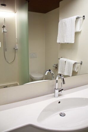 Douche, articles de toilette gratuits, sèche-cheveux