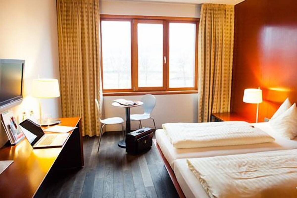 Desk, soundproofing, free WiFi, bed sheets