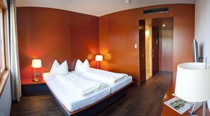 Eenvoudige tweepersoonskamer, 1 tweepersoonsbed | Een bureau, geluiddichte muren, gratis wifi, beddengoed