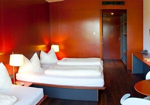 Escritorio, sistema de insonorización, wifi gratis y ropa de cama