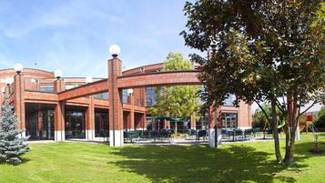 Breakfast, lunch, dinner served; local and international cuisine