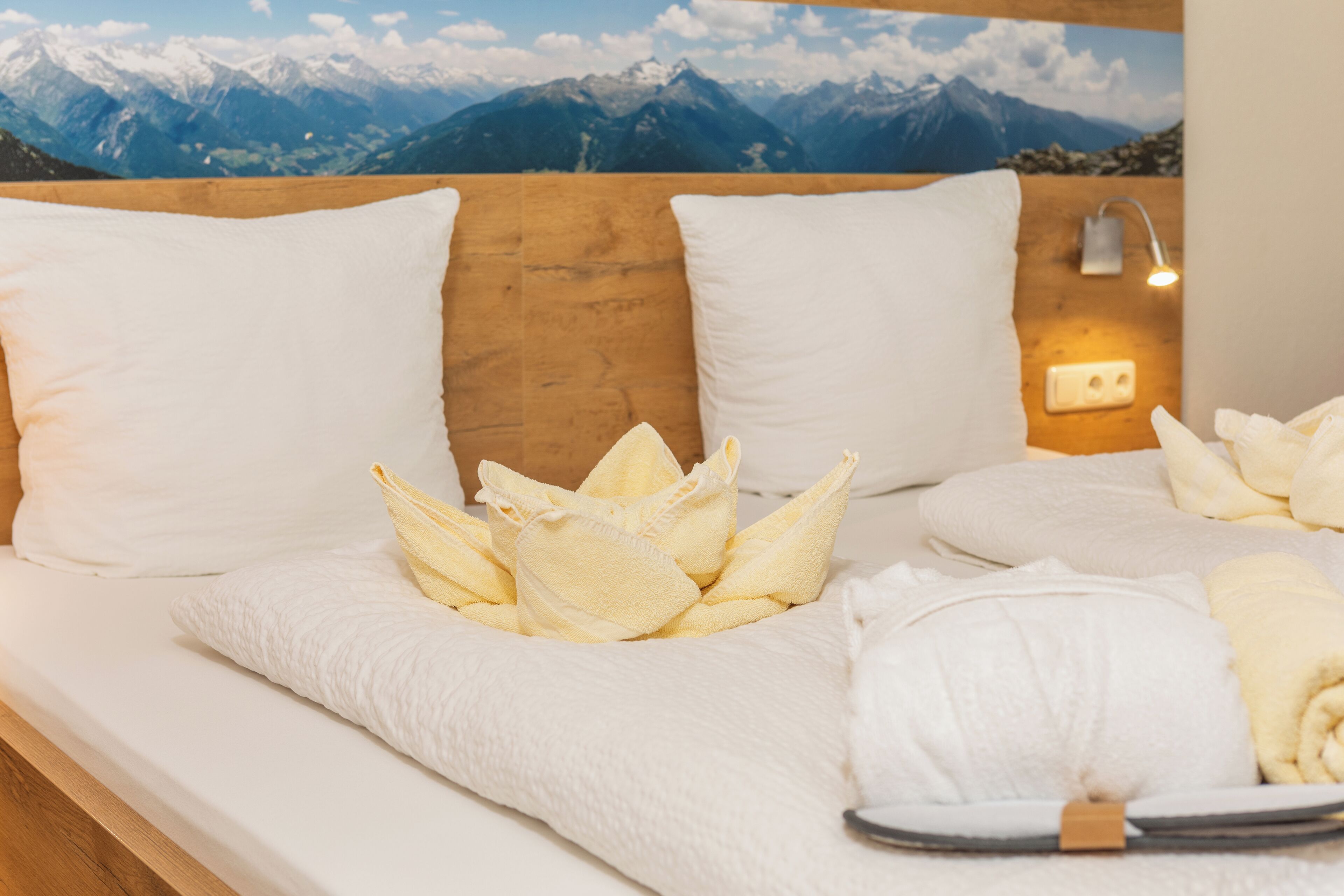 Standard-Vierbettzimmer, 1 King-Bett und Schlafsofa, Nichtraucher, Gartenblick | Schreibtisch, Verdunkelungsvorhänge, kostenloses WLAN, Bettwäsche