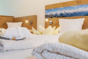 Desk, blackout curtains, free WiFi, bed sheets - Alpenhotel Dachstein (Bad Goisern)