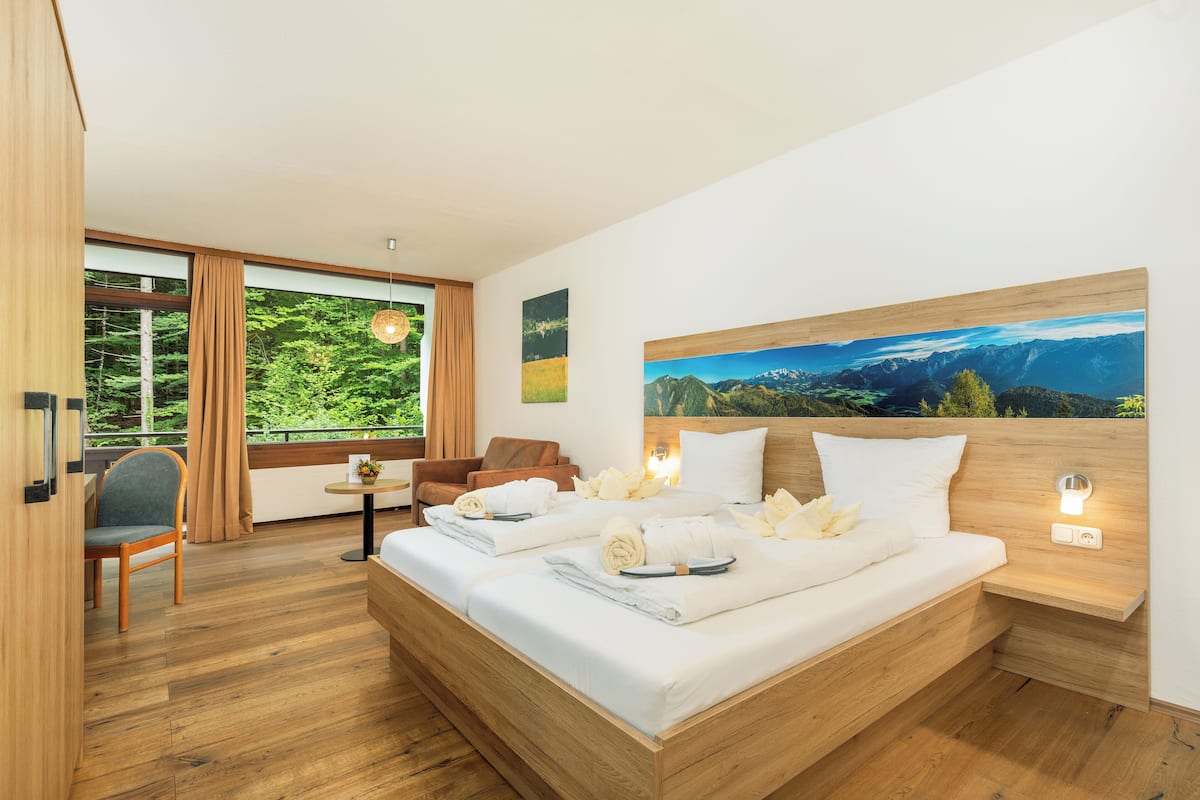 Escritorio, cortinas blackout, wifi gratis y ropa de cama