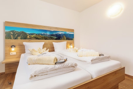 Escritorio, cortinas blackout, wifi gratis y ropa de cama
